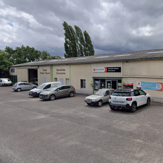 Garage de Boulleret affichant des véhicules devant son entrée principale.